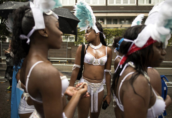 26일(현지시간) 영국 런던에서 열린 ‘노팅힐 카니발(Notting Hill Carnival)’ 참자가들이 멋진 의상을 입고 축제를 즐기고 있다. AP 연합뉴스