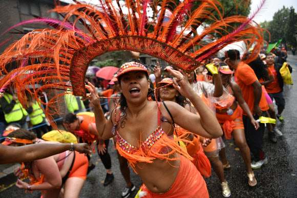 26일(현지시간) 영국 런던에서 열린 ‘노팅힐 카니발(Notting Hill Carnival)’ 참자가들이 멋진 의상을 입고 축제를 즐기고 있다. EPA 연합뉴스