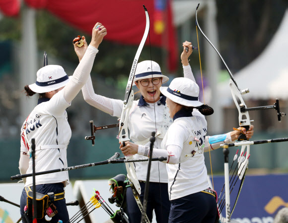 27일 오전 (현지시간) 인도네시아 자카르타 겔로라 붕 카르노(GBK) 양궁장에서 열린 2018 자카르타-팔렘방 아시안게임 양궁 리커브 여자 단체 결승 한국과 대만의 경기에서 승리, 금메달을 획득한 한국 장혜진, 강채영, 이은경이 환호하고 있다. 2018.8.27  연합뉴스