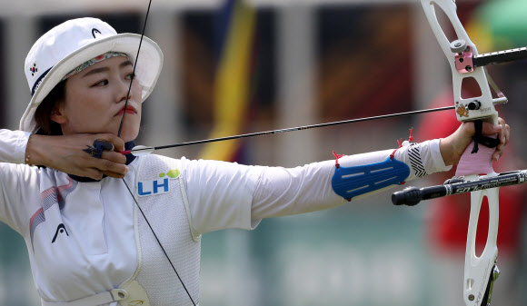 27일 오전 (현지시간) 인도네시아 자카르타 겔로라 붕 카르노(GBK) 양궁장에서 열린 2018 자카르타-팔렘방 아시안게임 양궁 리커브 여자 단체 결승 한국과 대만의 경기. 장혜진이 활을 쏘고 있다. 2018.8.27  연합뉴스