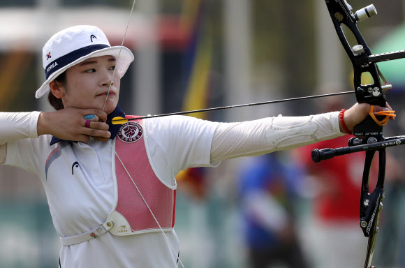 27일 오전 (현지시간) 인도네시아 자카르타 겔로라 붕 카르노(GBK) 양궁장에서 열린 2018 자카르타-팔렘방 아시안게임 양궁 리커브 여자 단체 결승 한국과 대만의 경기. 강채영이 활을 쏘고 있다. 2018.8.27  연합뉴스