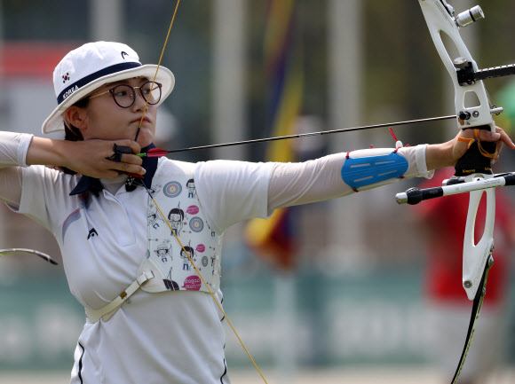 27일 오전 (현지시간) 인도네시아 자카르타 겔로라 붕 카르노(GBK) 양궁장에서 열린 2018 자카르타-팔렘방 아시안게임 양궁 리커브 여자 단체 결승 한국과 대만의 경기. 이은경이 활을 쏘고 있다. 2018.8.27  연합뉴스