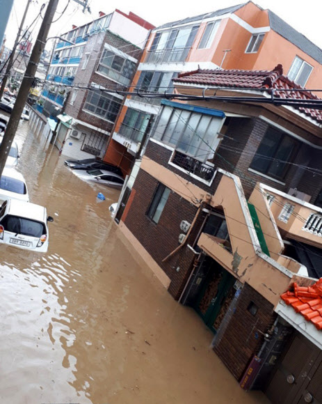 27일 오전 광주 남구 방림동 일대가 한꺼번에 쏟아진 국지성호우에 물에 잠겨 있다. 2018.8.27  독자제공=연합뉴스