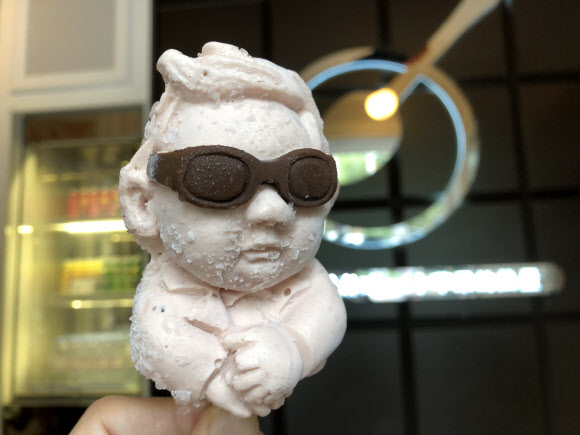 아이스크림 프랜차이즈 업체 아이시시리(ICEASON) 상하이 매장에서 팔리고 있는 ‘진싼팡(金三반<月+半>’ 아이스크림. 이 업체는 중국 매장에서 김 위원장의 모습을 담은 이 아이스크림을 판매하고 있다. 2018.8.27  연합뉴스