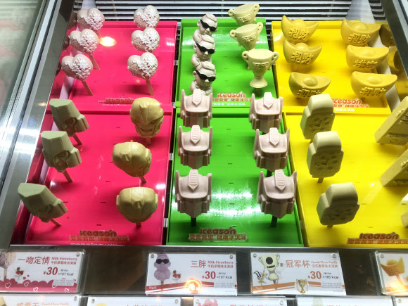 아이스크림 프랜차이즈 업체 아이시시리(ICEASON) 상하이 매장에서 팔리고 있는 ‘진싼팡(金三반<月+半>’ 아이스크림. 이 업체는 중국 매장에서 김 위원장의 모습을 담은 이 아이스크림을 판매하고 있다. 2018.8.27  연합뉴스