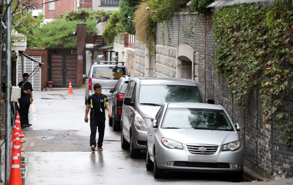 5·18민주화운동 희생자 명예를 훼손한 혐의(사자명예훼손)로 기소된 전두환 전 대통령이 광주지법에서 열리는 재판에 불출석하기로 한 27일 오전 서울 서대문구 연희동 전 전 대통령 자택이 출입자 없이 조용한 모습이다. 전 전 대통령은 알츠하이머를 이유로 재판에 불출석 했다.  2018.8.27  연합뉴스