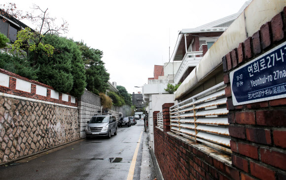 5·18민주화운동 희생자 명예를 훼손한 혐의(사자명예훼손)로 기소된 전두환 전 대통령이 광주지법에서 열리는 재판에 불출석하기로 한 27일 오전 서울 서대문구 연희동 전 전 대통령 자택이 출입자 없이 조용한 모습이다. 전 전 대통령은 알츠하이머를 이유로 재판에 불출석 했다.  2018.8.27  연합뉴스