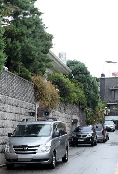 5·18민주화운동 희생자 명예를 훼손한 혐의(사자명예훼손)로 기소된 전두환 전 대통령이 광주지법에서 열리는 재판에 불출석하기로 한 27일 오전 서울 서대문구 연희동 전 전 대통령 자택이 출입자 없이 조용한 모습이다. 전 전 대통령은 알츠하이머를 이유로 재판에 불출석 했다.  2018.8.27  연합뉴스