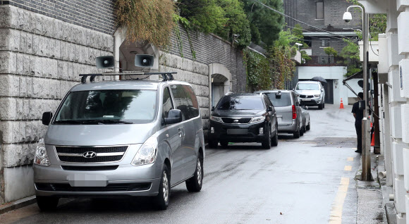 5·18민주화운동 희생자 명예를 훼손한 혐의(사자명예훼손)로 기소된 전두환 전 대통령이 광주지법에서 열리는 재판에 불출석하기로 한 27일 오전 서울 서대문구 연희동 전 전 대통령 자택이 출입자 없이 조용한 모습이다. 전 전 대통령은 알츠하이머를 이유로 재판에 불출석 했다.  2018.8.27  연합뉴스