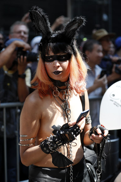 26일(현지시간) 미국 뉴욕에서 ‘고 토플리스 데이(Go Topless Day)’행사에 참석한 여성이 상의를 벗고 가슴을 드러낸채 거리 행진을 하고 있다. EPA 연합뉴스