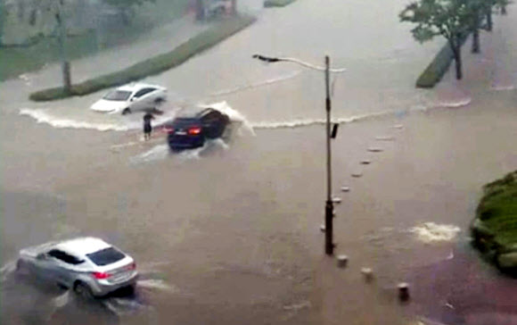 27일 광주·전남에 시간당 최고 62mm의 폭우가 쏟아지면서 광주 동구 서석동 조선대학교 교내 도로가 물에 잠겨 있다. 2018.8.27  독자제공=연합뉴스