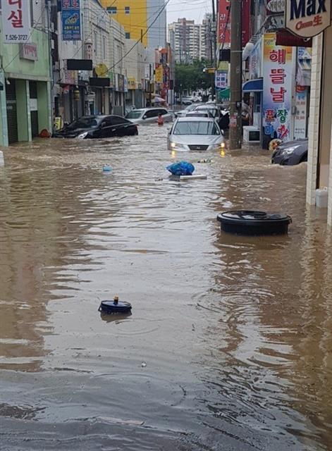 27일 광주 남구 봉선동사거리 일대가 갑작스런 폭우로 빗물에 잠겨 있다.  독자제공=뉴스1