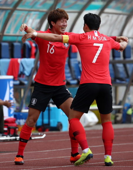 첫 골 기쁨 나누는 손흥민-황의조