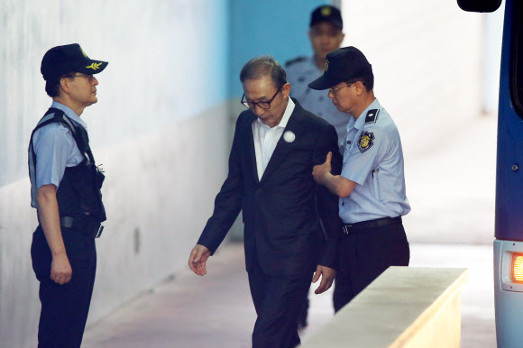 부축받으며 법정향하는 MB