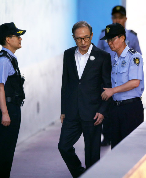 부축받으며 법정향하는 MB