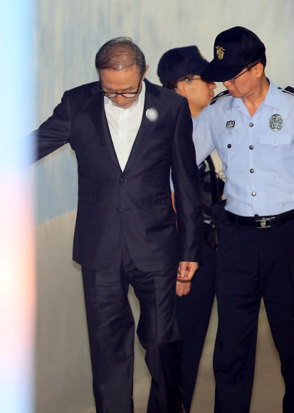 법정향하는 이명박