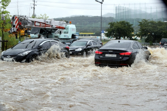 폭우에 침수된 도로달리는 차들