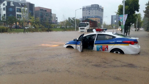 28일 오전 대전에 많은 비가 오면서 유성구 전민동 한 도로에 순찰차가 침수돼 있다. 2018.8.28  독자 촬영 제공=연합뉴스