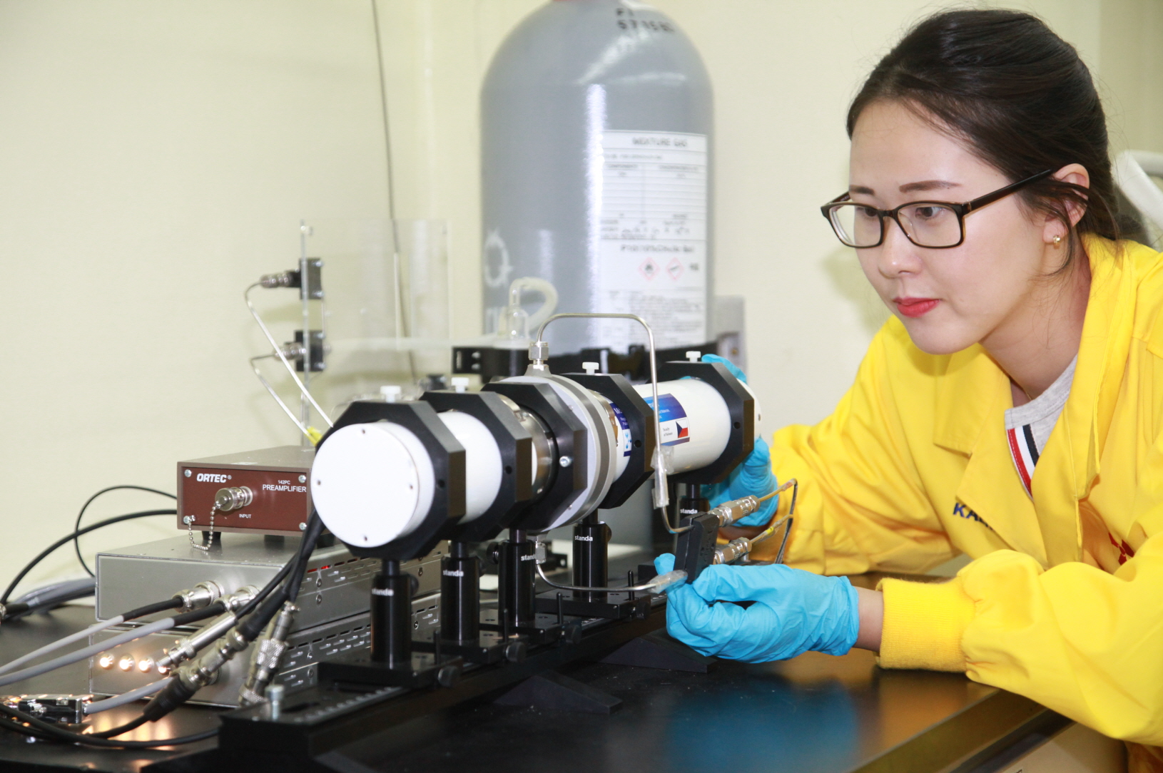뫼스바우어 분광기로 실험을 하는 연구원 한국원자력연구원 제공