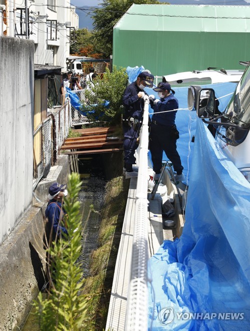 일본 오사카 경찰들이 지난 12일 돈다바야시 경찰서에서 도주한 히다 준야 용의자를 찾기 위해 19일 대대적인 수색작전을 벌이고 있다. 오사카 교도=연합뉴스