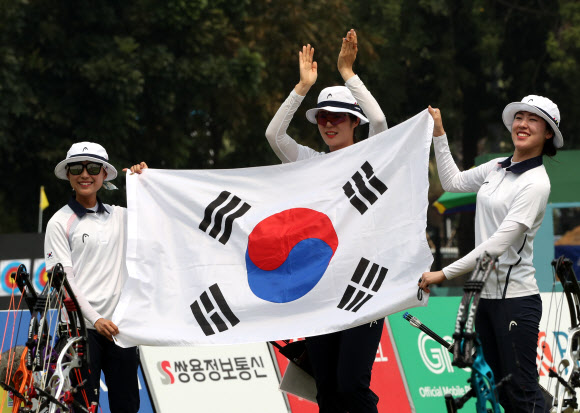 태극기 펼친 여자 컴파운드 대표팀