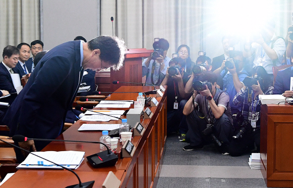 28일 서울 여의도 국회에서 열린 국회 운영위원회에 참석한 장하성 정책실장이 인사를 하고 있다. 2018. 8. 28. 정연호 기자 tpgod@seoul.co.kr