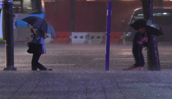 서울지역에 호우경보가 발효된 28일 밤 서울 시내를 한 시민 비바람을 맞으며 걸어가고 있다. 2018.8.28안주영 기자 jya@seoul.co.kr