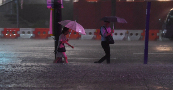 서울지역에 호우경보가 발효된 28일 밤 서울 시내를 한 시민 비바람을 맞으며 걸어가고 있다. 2018.8.28안주영 기자 jya@seoul.co.kr