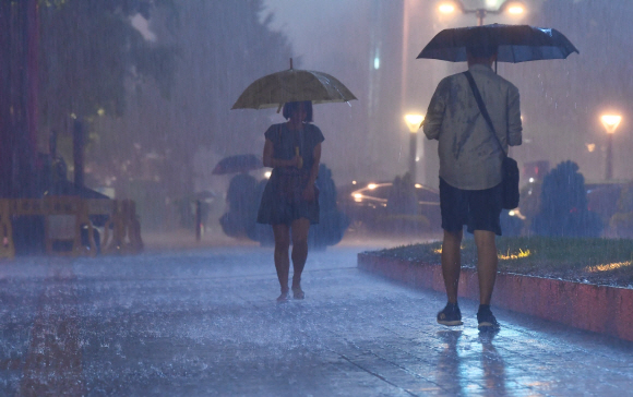 서울지역에 호우경보가 발효된 28일 밤 서울 시내를 한 시민 비바람을 맞으며 걸어가고 있다. 2018.8.28안주영 기자 jya@seoul.co.kr