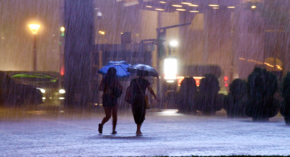 서울지역에 호우경보가 발효된 28일 밤 서울 시내를 한 시민 비바람을 맞으며 걸어가고 있다. 2018.8.28안주영 기자 jya@seoul.co.kr