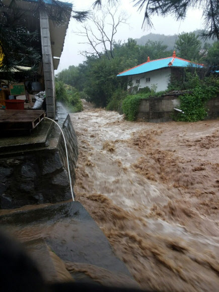 폭우에 주택이 쓸려 내려갈 듯