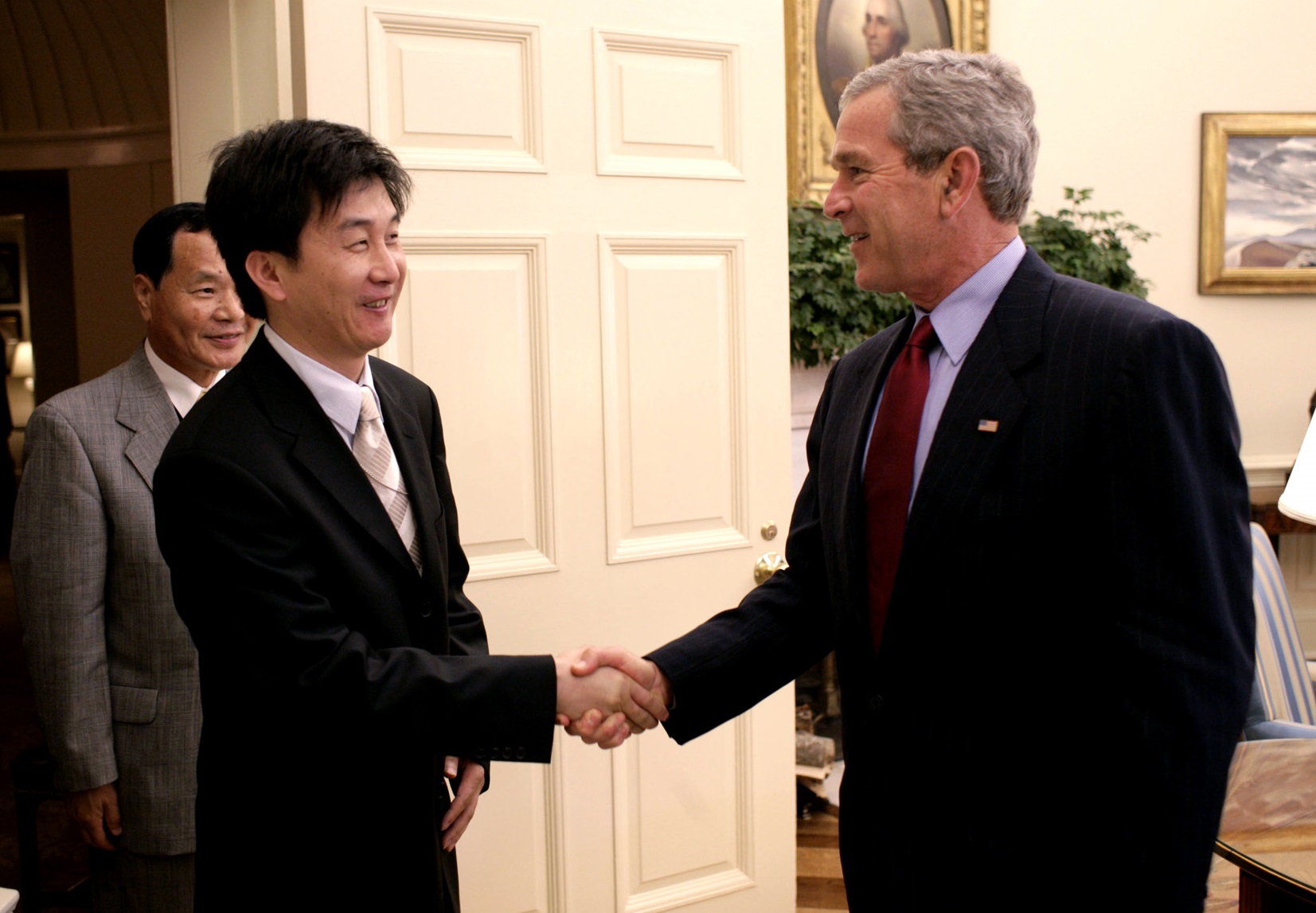 강철환 대표가 2005년 6월 조시 부시 미국 대통령을 만나 악수하는 모습.서울신문 DB
