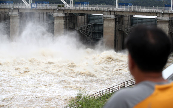 수도권 기습 폭우로 수문 연 팔당댐