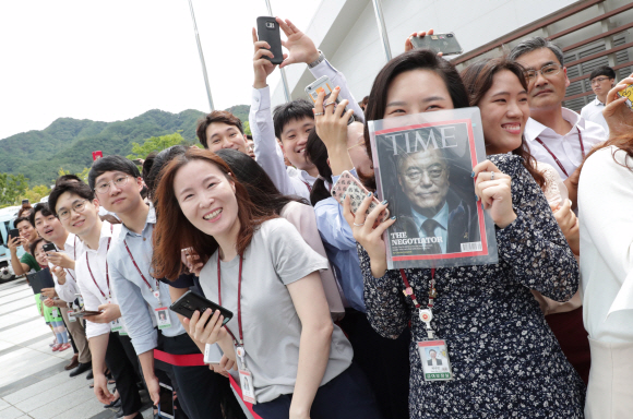 문재인 대통령이 29일 강원도 원주시 건강보험공단에서 열린 ‘2018 공공기관장 워크숍’을 마친뒤 행사장에서 나오자 시민들이 환영하고 있다. 2018. 8. 29 도준석 기자 pado@seoul.co.kr