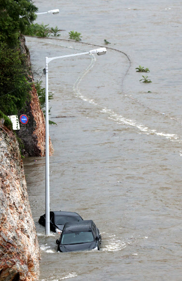 폭우에 잠긴 승용차들