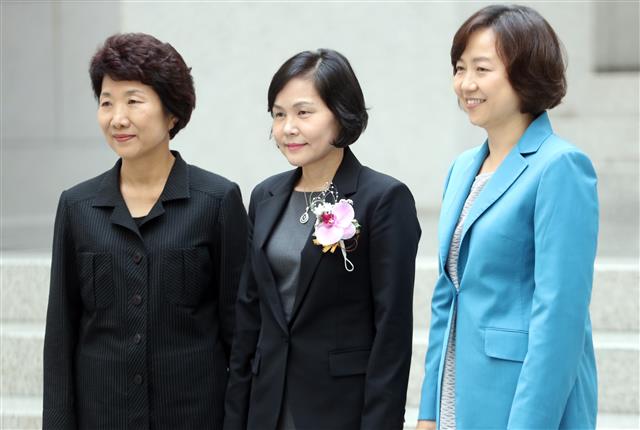 박보영(왼쪽부터) 전 대법관이 지난해 7월 박정화 대법관의 취임식에서 김소영 대법관 등 여성 대법관끼리 기념사진을 촬영하고 있는 모습. <br>연합뉴스