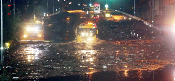 쓰레기로 가득찬 중랑천