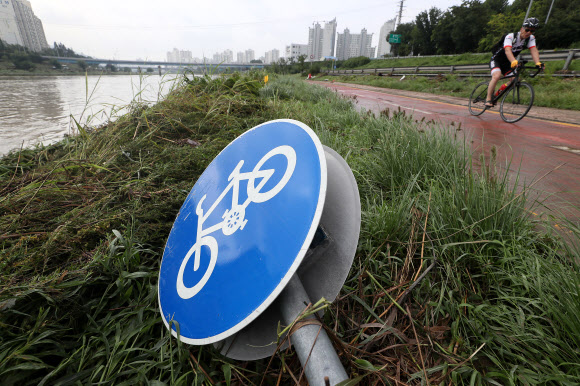 폭우에 쓰러진 표지판