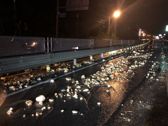 낙석 쏟아진 도로