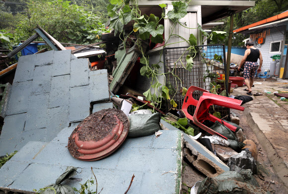 폭우로 무너진 담장