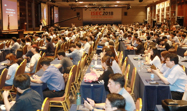 국제 사이버 시큐리티 콘퍼런스 ‘ISEC 2018’(International Security Conference 2018)가 30일 서울 코엑스 그랜드볼룸에서 화려한 막을 올렸다.
