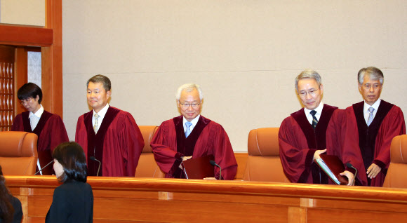 대심판정 입장하는 헌법재판관들