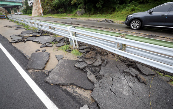 파손된 북한강변 도로