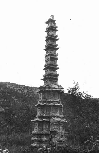 1907년 일본으로 밀반출되기 전 개성 경천사 터에 온전한 모습으로 서 있는 경천사지 10층 석탑. 서울신문 DB