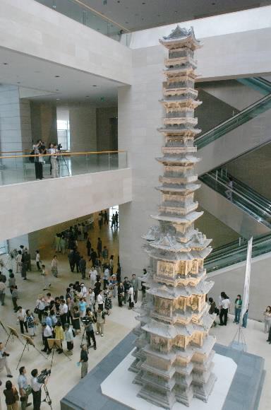 2005년 복원 작업이 완료돼 서울 용산구에 있는 국립중앙박물관으로 옮겨진 경천사지 10층 석탑. 국립중앙박물관 제공