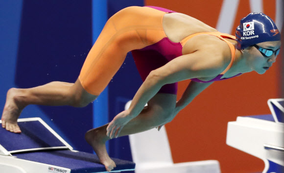 지난 24일 자카르타·팔렘방아시안게임 수영 여자 개인혼영 200m 결승에서 금메달을 획득한 김서영이 입수하고 있다. 자카르타 연합뉴스