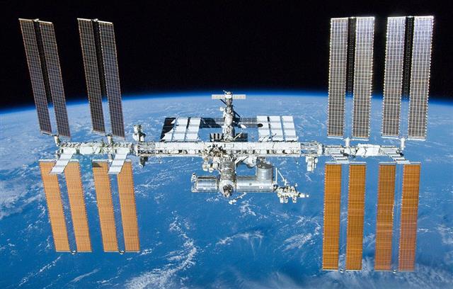16개국이 공동으로 만든 국제우주정거장(ISS). 뒤에 푸른 지구가 보인다.  클 제공