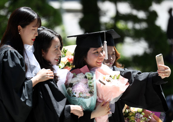 ‘함께한 학우들과 기쁨을 나누며’