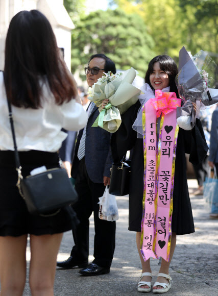 화환이 된 졸업생