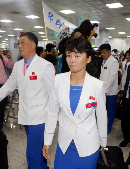 입국하는 북한 선수단